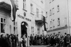 1959-Inspektor-kultury-MeNV-Mahovsky-pri-projevu-znovuotereni-muzea